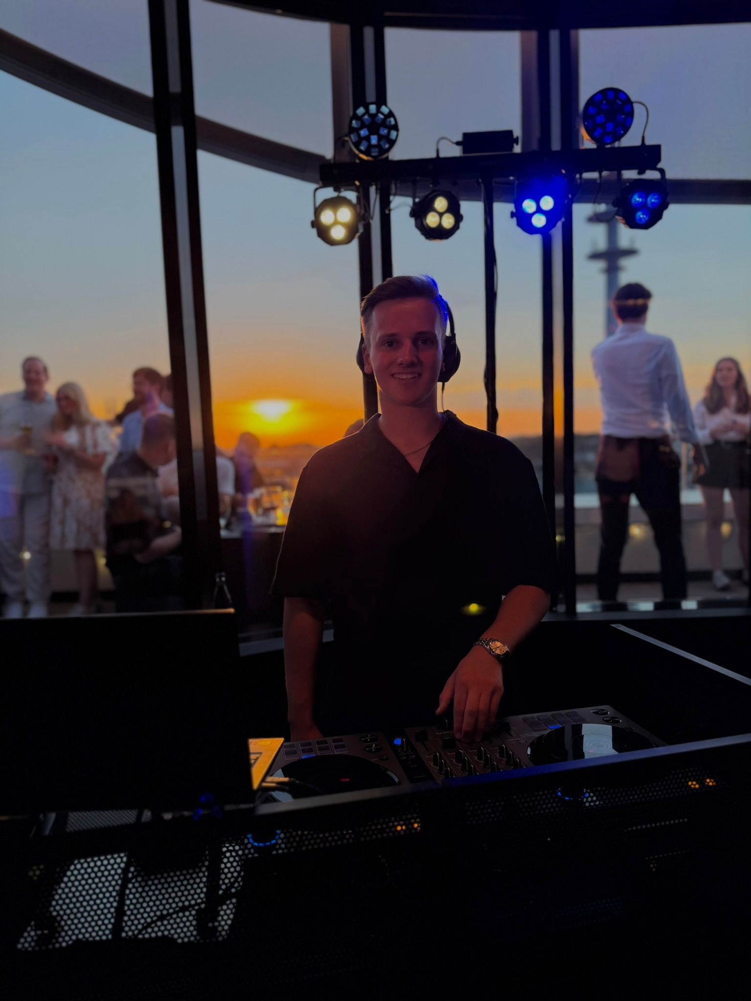 DJ Sam am Pult