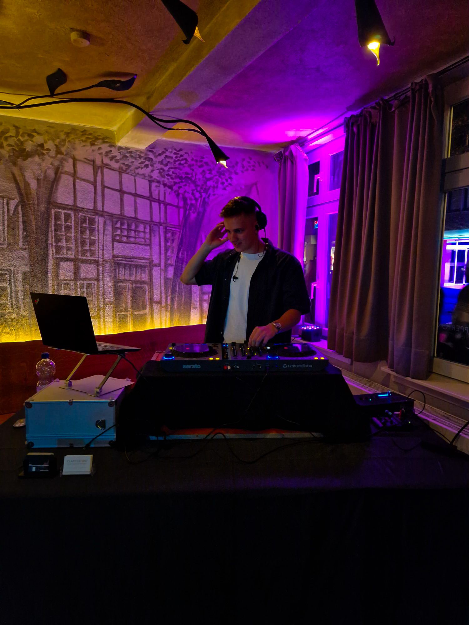 DJ Sam auf Event mit Lichtshow