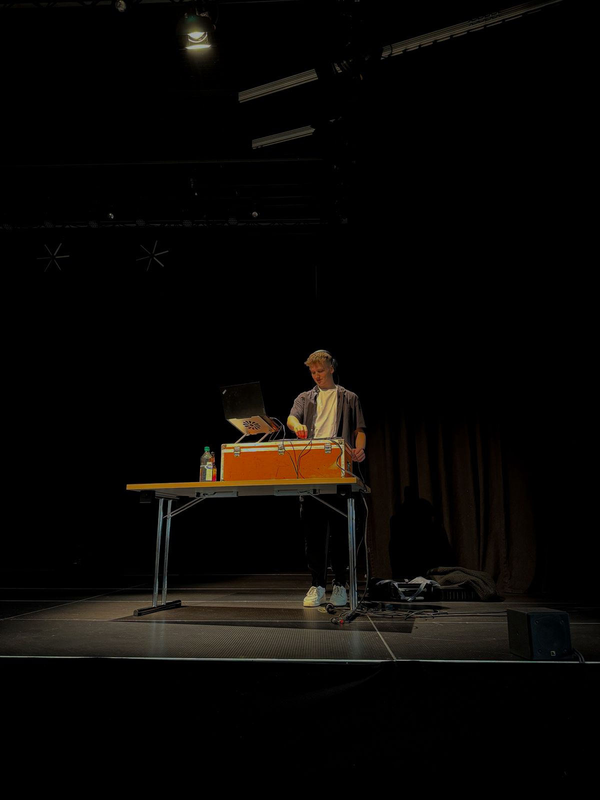 DJ Sam auf der Bühne mit Nebel und Licht